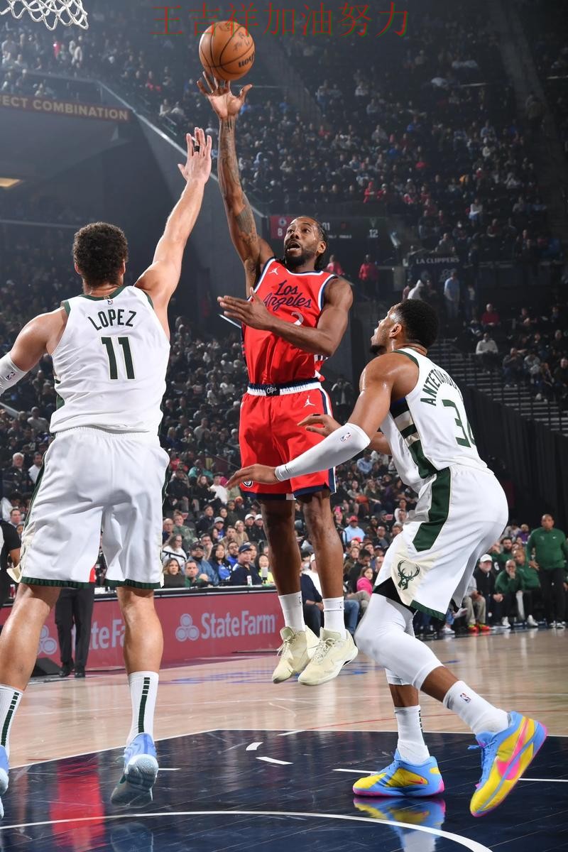 伦纳德高效输出展现核心价值 比赛走势引发热议 伦纳德高效输出展现核心价值 比赛走势引发热议